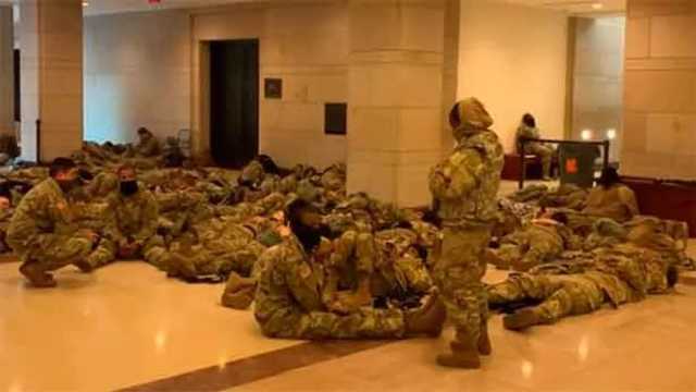 Las impactantes imágenes de la Guardia Nacional durmiendo en el Capitolio. (Foto:  WFSB 3)