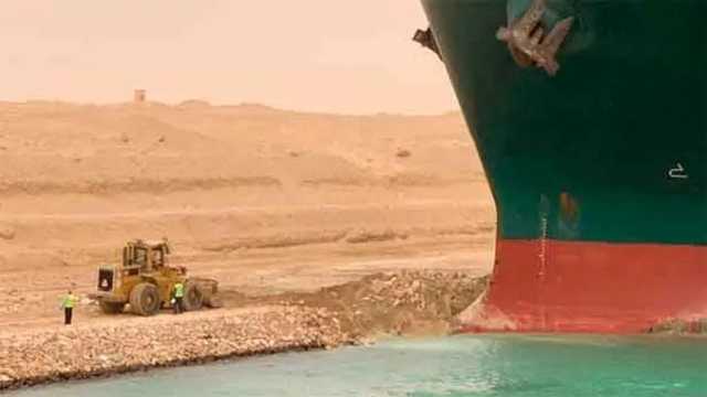 La Autoridad del Canal de Suez suspendió temporalmente la navegación por el buque encallado. (Foto: CNBC)