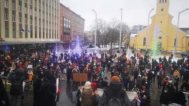 Manifestación en apoyo de Navalny en la plaza Vabaduse de Tallin. (Foto: Wikimedia)