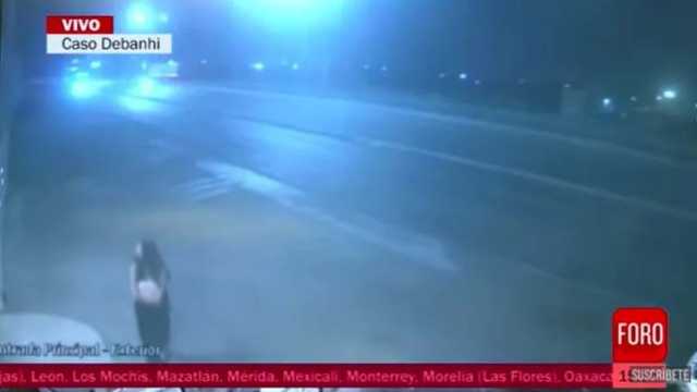 Un vídeo de la Fiscalía muestra a Debanhi Escobar entrando al motel. (Foto: YouTube)